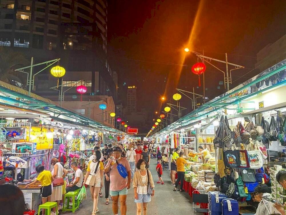 Whether you're looking for traditional Vietnamese textiles, handmade jewelry, or custom-made clothing, the market offers a wide selection